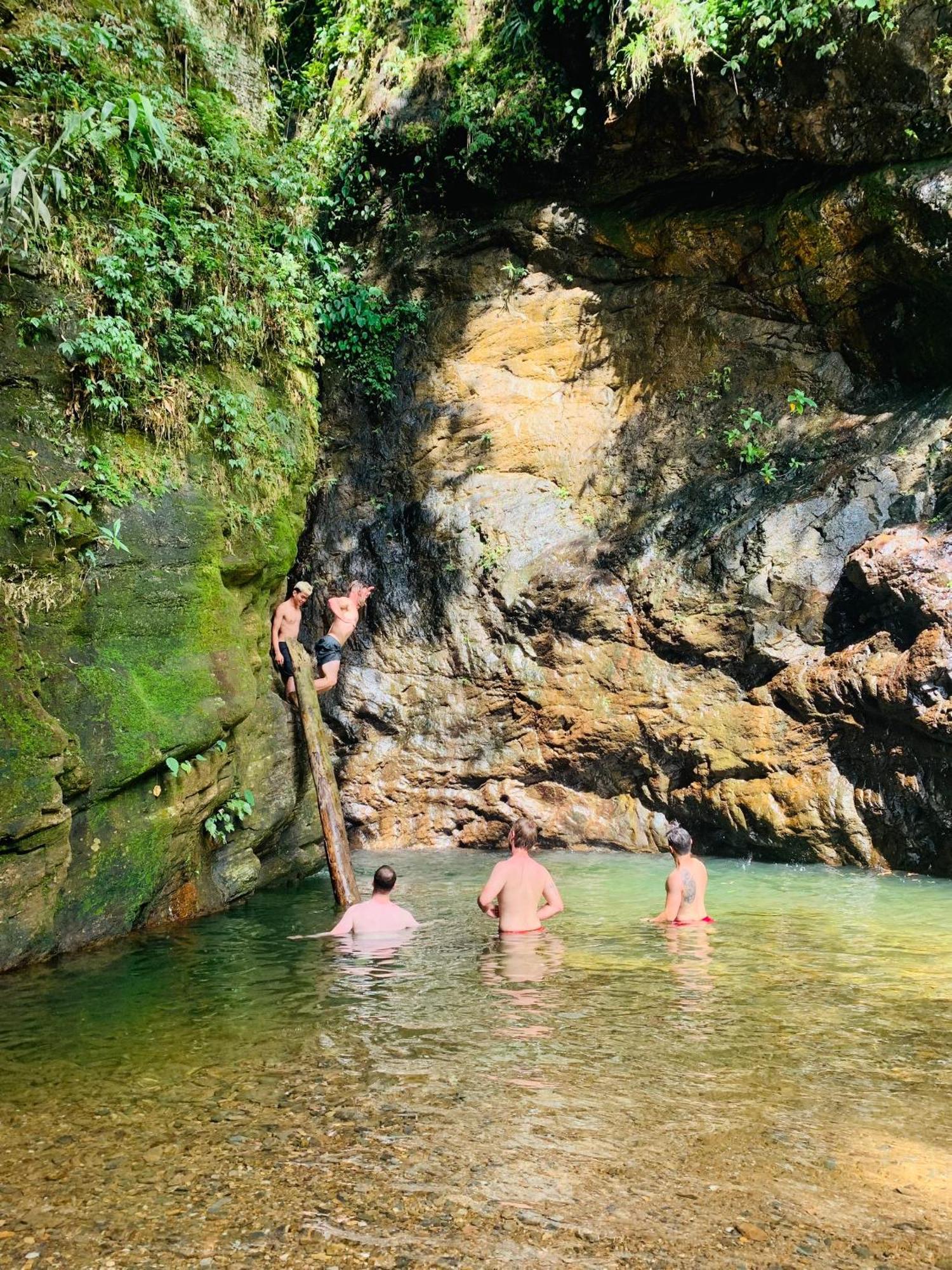 Ha Giang Safari Hostel & Motorbikes 외부 사진